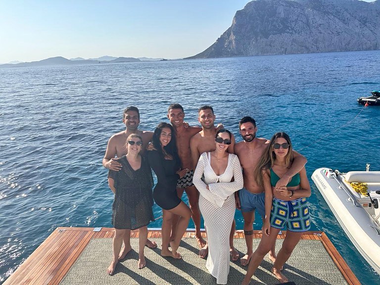 Cristiano Ronaldo passa férias em iate avaliado em R$ 55 Milhões: confira as fotos